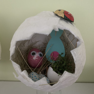 Ein Osterei aus Toilettenpapier